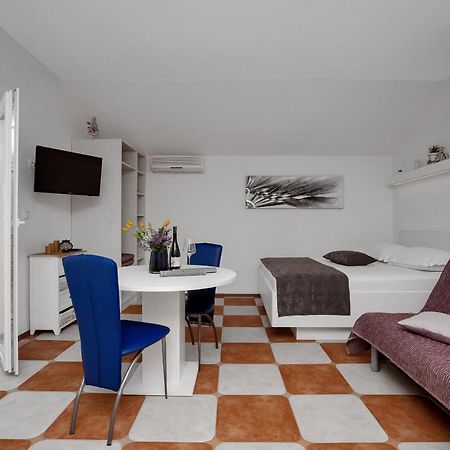 Apartments By The Sea Drasnice, Makarska - 2581 Bilik gambar