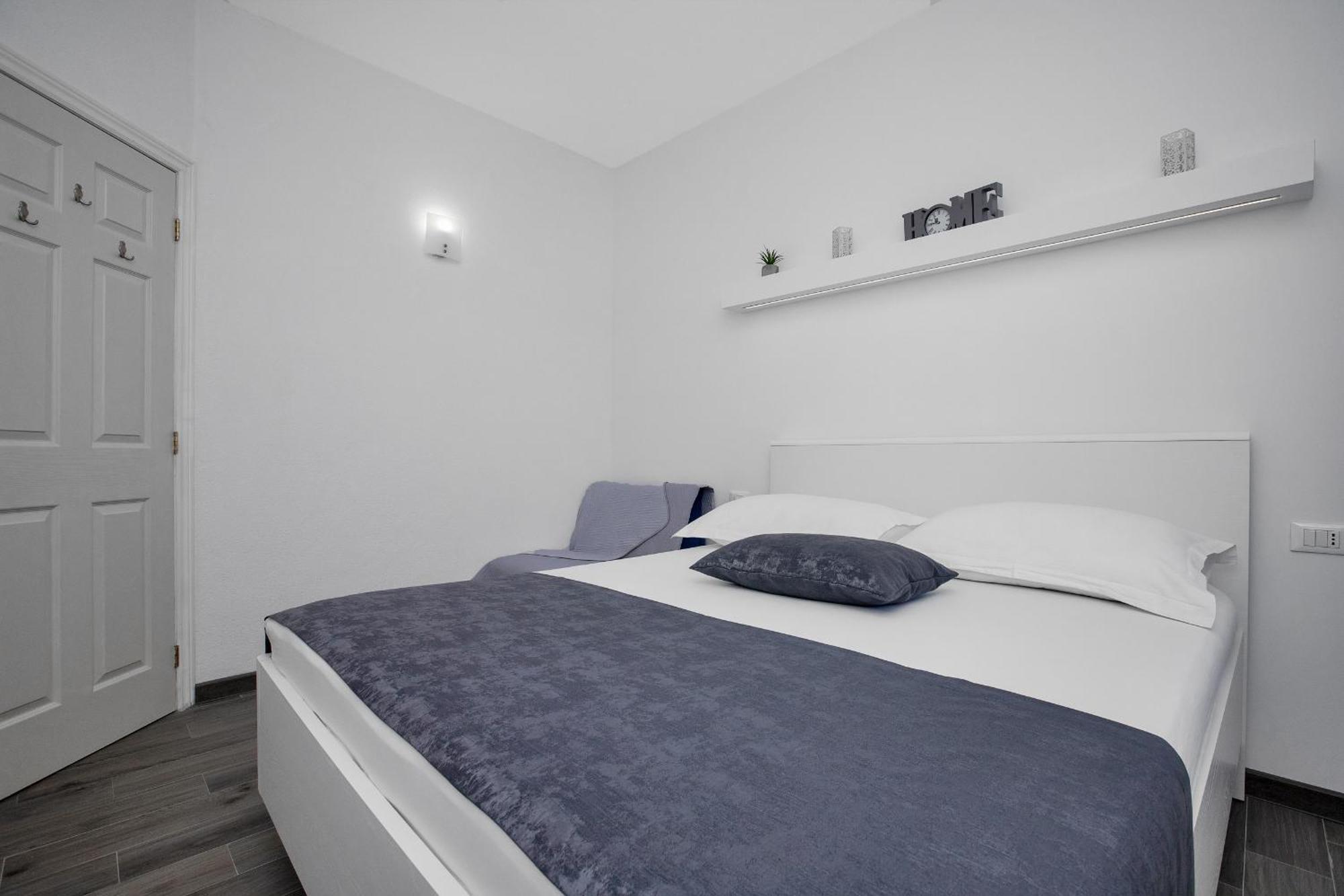 Apartments By The Sea Drasnice, Makarska - 2581 Bilik gambar